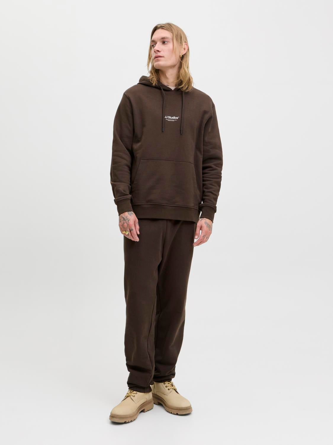 model_shot-front_full